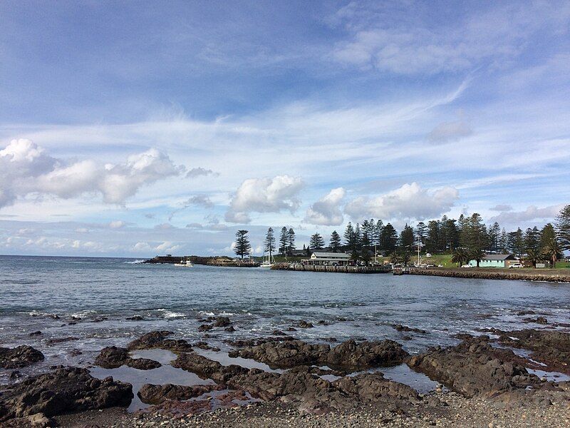 File:Kiama Harbour.jpg