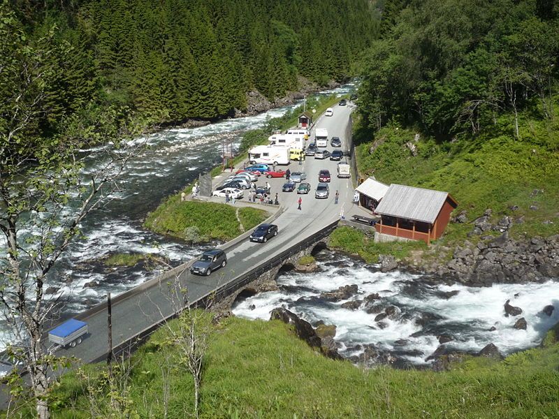 File:Låtefossen road.jpg