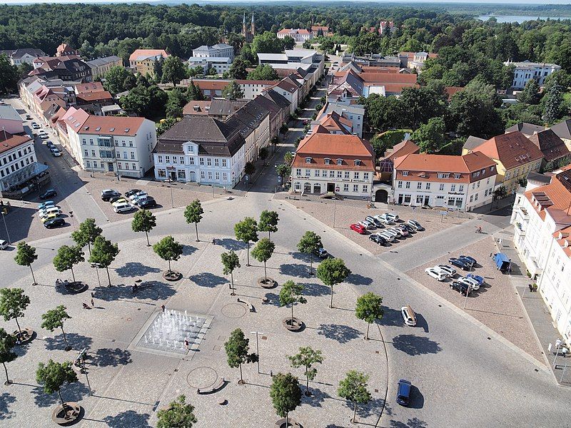 File:Marktplatz Neustrelitz.jpg