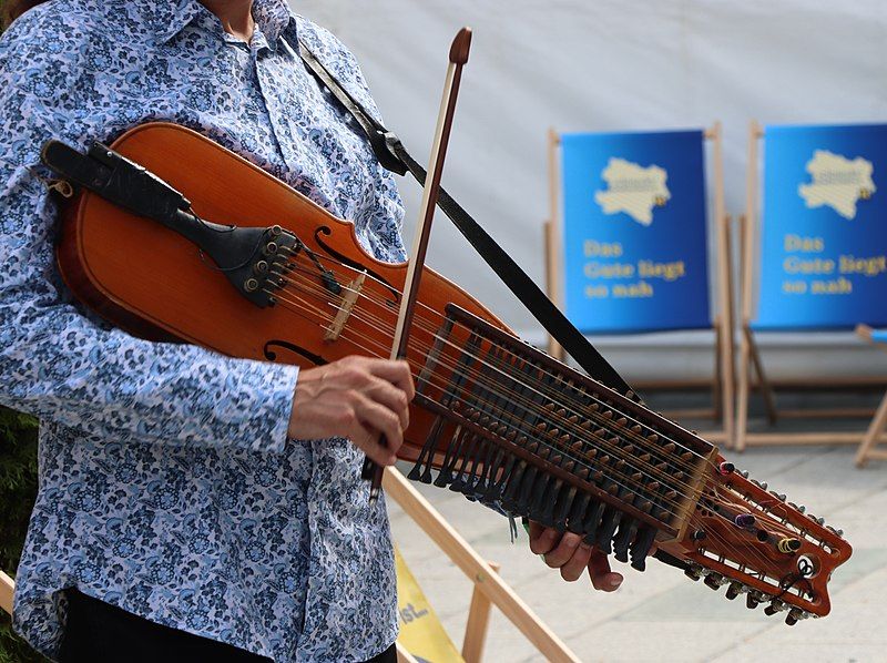 File:Nyckelharpa 0930 (cropped).jpg