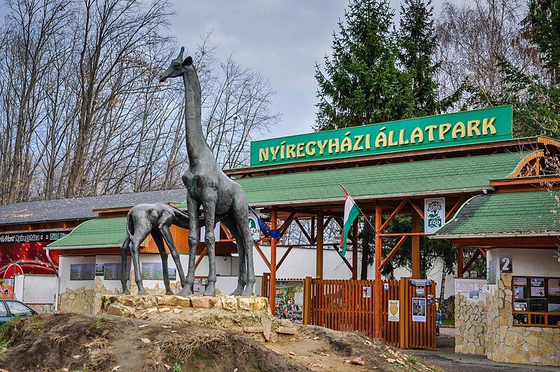 File:Nyiregyhaza Zoo, Hungary-1Dec2012.jpg