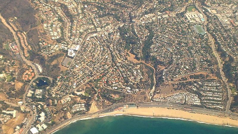 File:Pacific-Palisades-beach-and-high-school-Aerial-from-west-August-2014.jpg