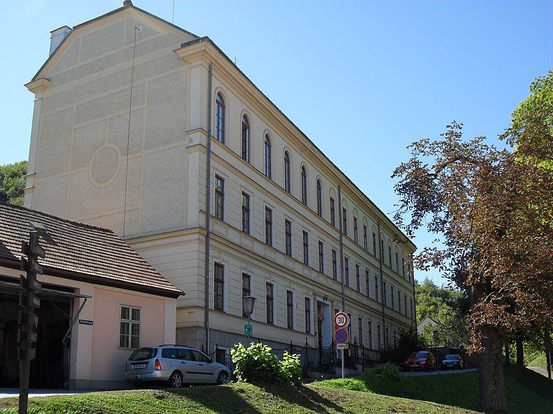 File:Schloßweg5Seebenstein.jpg