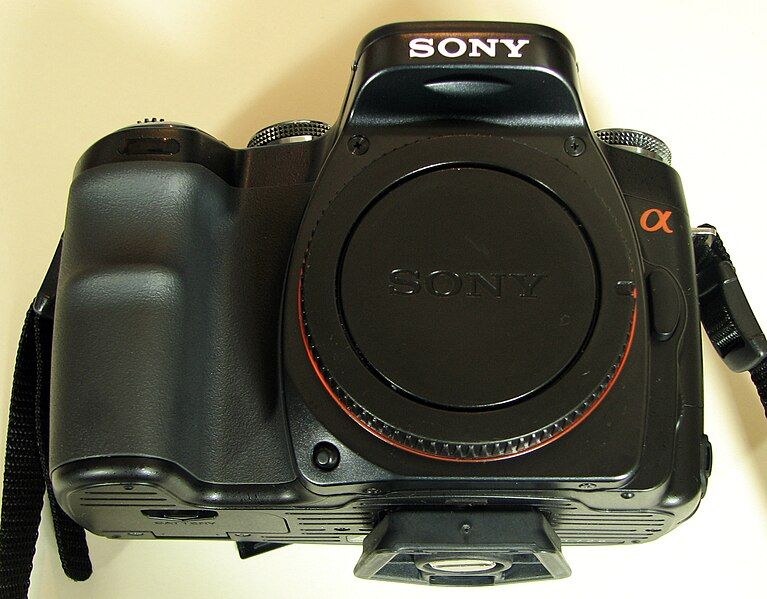 File:Sony Alpha DSLR-A100.jpg