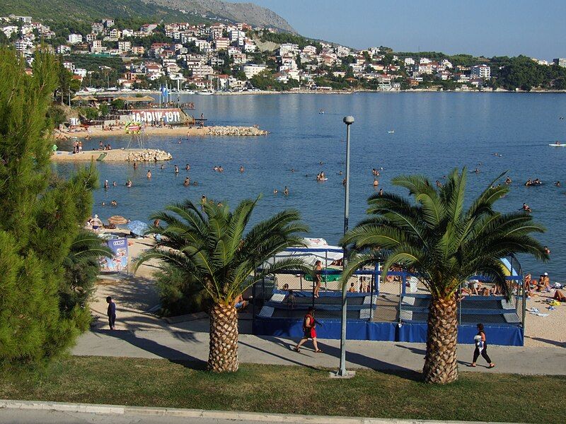 File:Beach in Stobreč.jpg