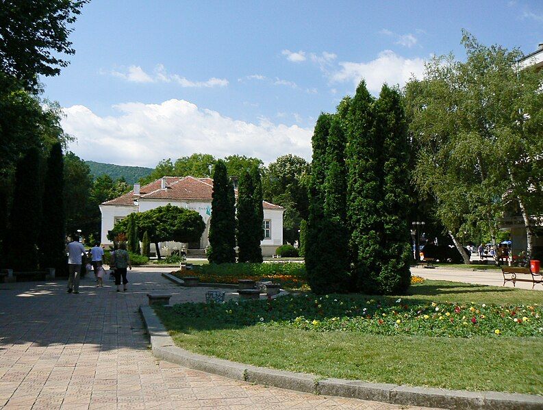 File:Botevgrad-garden-court-hall.jpg