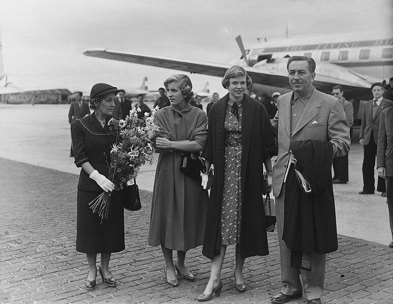 File:DisneyFamilySchiphol1951.jpg