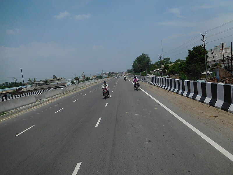 File:Lucknow -Jhansi Road.JPG