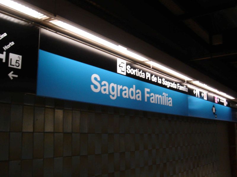 File:Metro Sagrada Familia.jpg