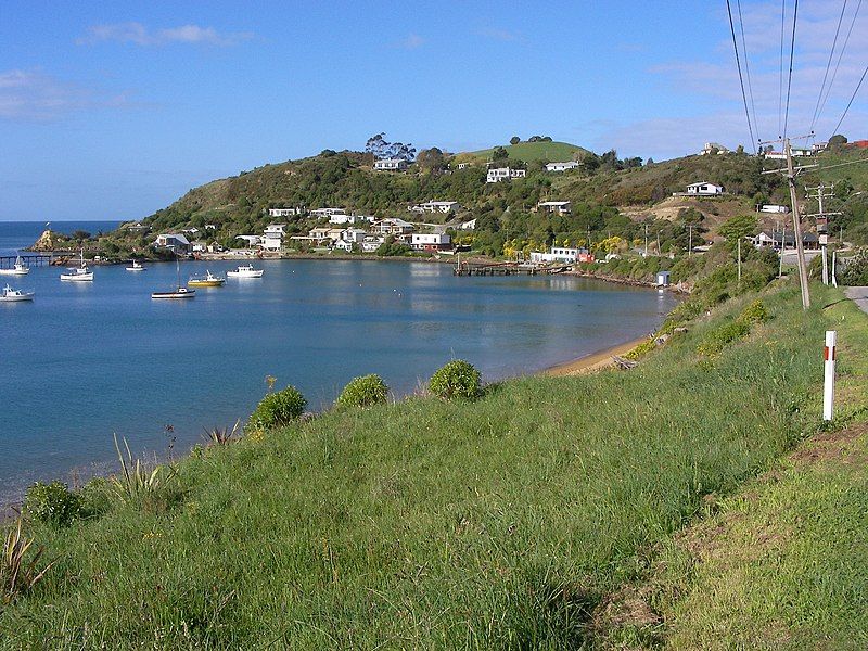 File:Moeraki bay.JPG