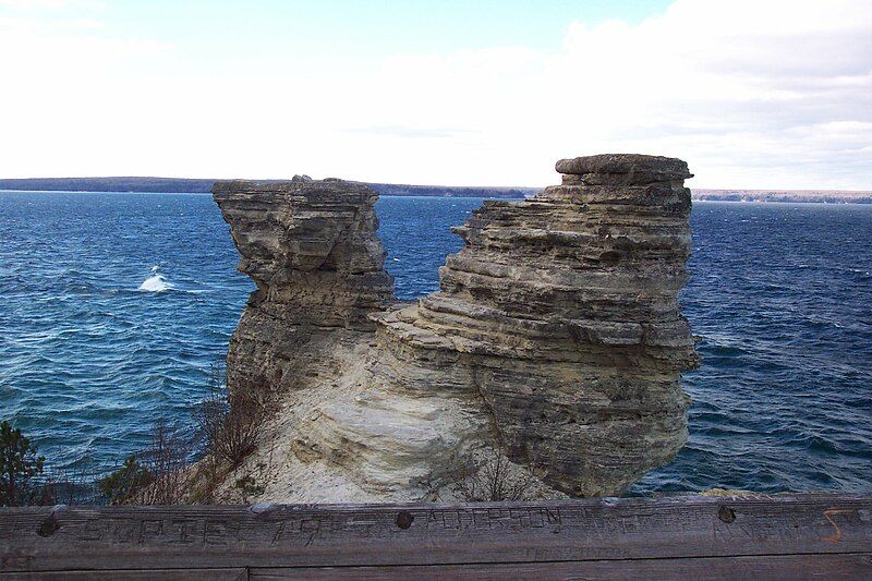 File:PicturedRocksLakeshoreMichigan2.jpg