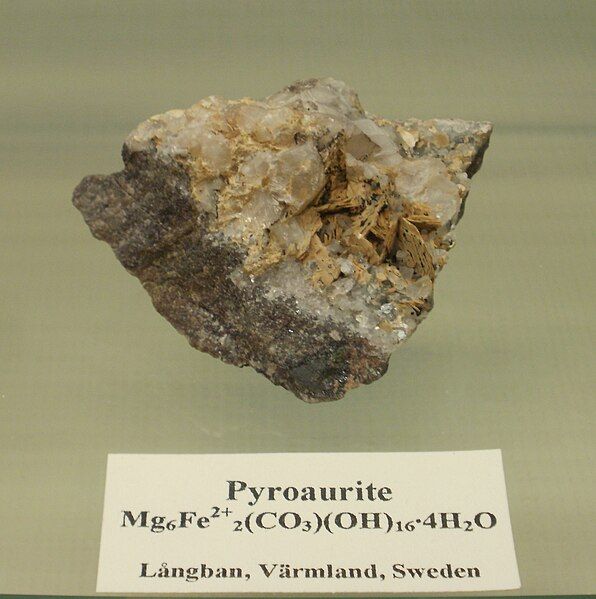 File:Pyroaurite.jpg