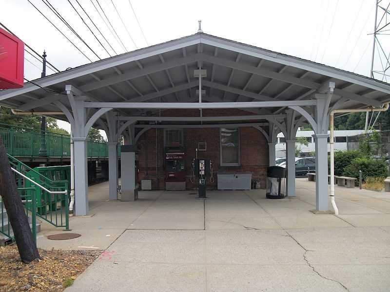 File:Roslyn Station Canopy.jpg