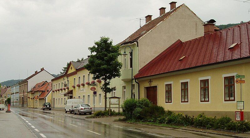 File:Altenmarkt Häuserzeile.jpg