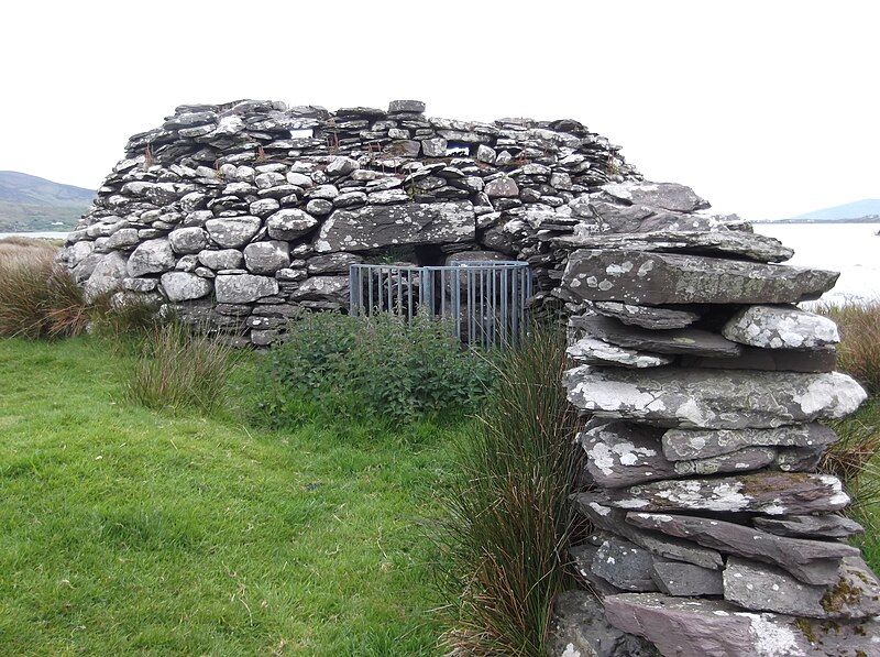 File:ChurchIslandMonasticSite LoughCurrane StFinianCell.jpg