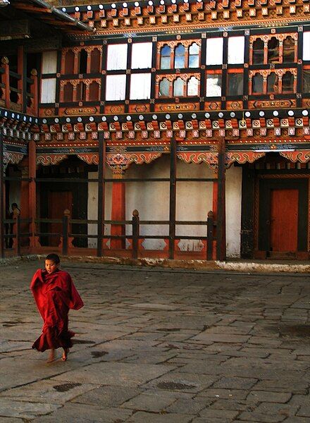 File:Dzong in Trongsa.jpg