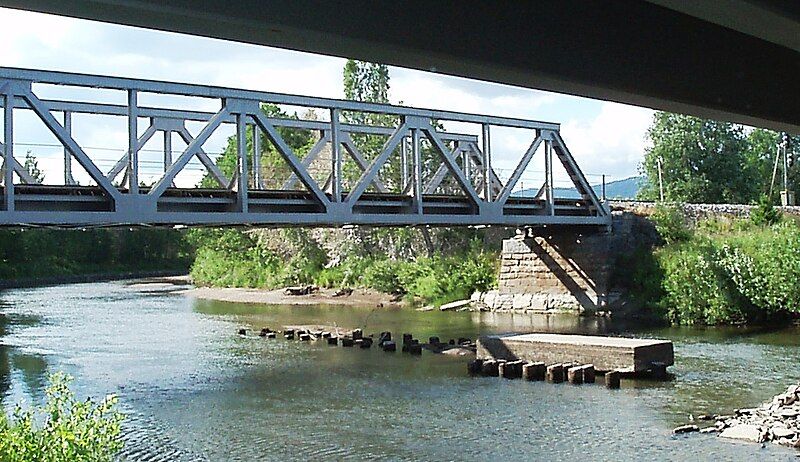 File:Jørstadelva railway bridge.JPG