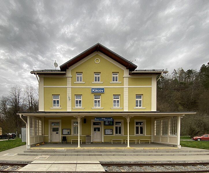 File:Kácov railway station.jpg