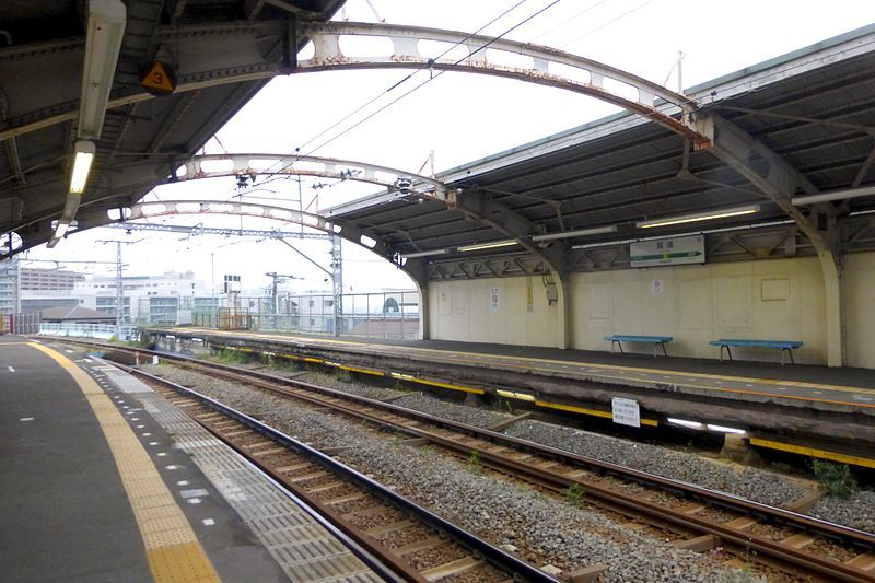 File:Kokudostation-platforms-june14 2015.jpg