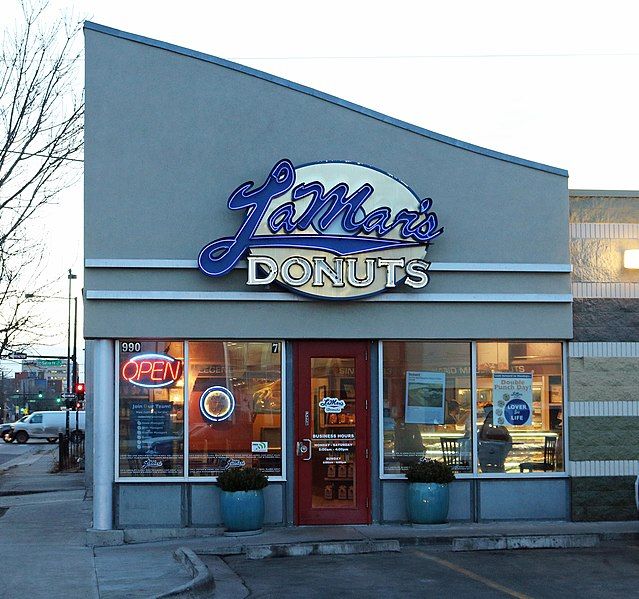 File:LaMar's Donuts.JPG