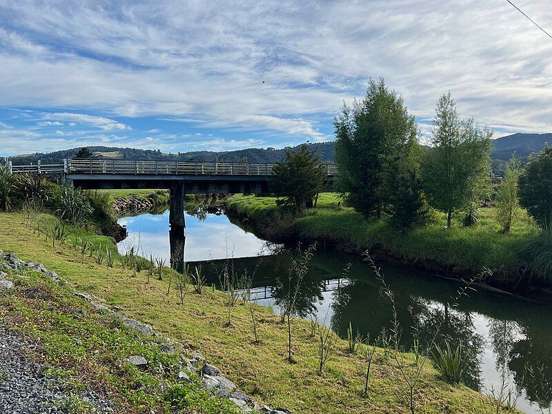 File:Manaia River bridge.jpg