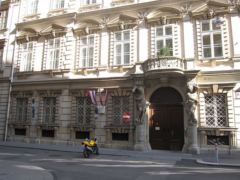 File:Palais Caprara-Geymueller 001.JPG