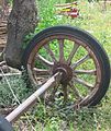 1900 ~ Roue d'artillerie de type français sur un essieu d'automobile.