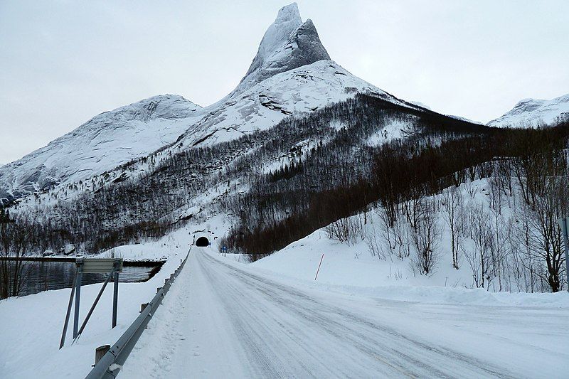 File:Rv827-06 Stetindtunnelen (sør-innslag).jpg