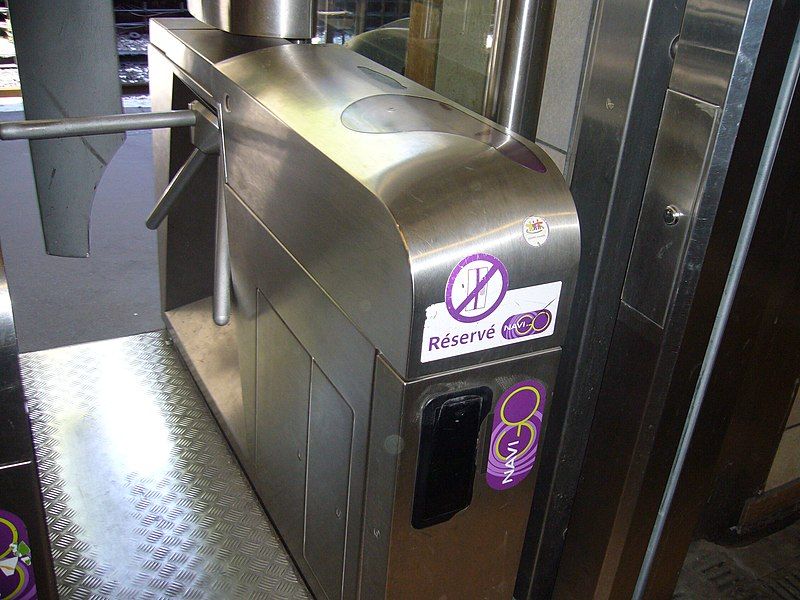 File:Validateur Navigo Metro-RER.JPG