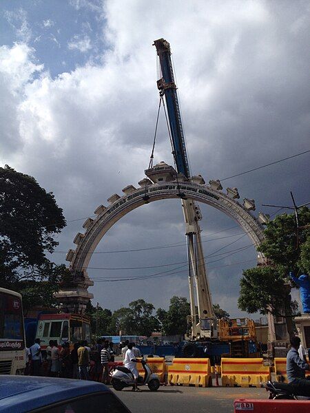 File:Anna Arch Removing.JPG