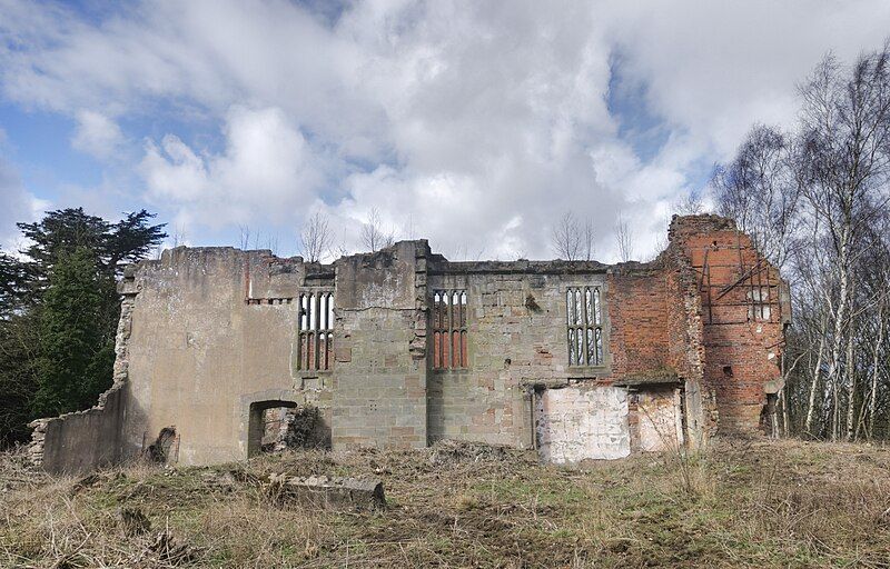 File:Beaudesert Ruins.jpg