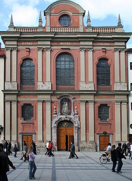 File:Buergersaal Muenchen.jpg