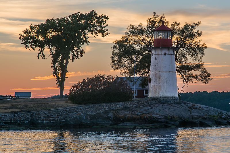 File:Crossover Island Light.jpg