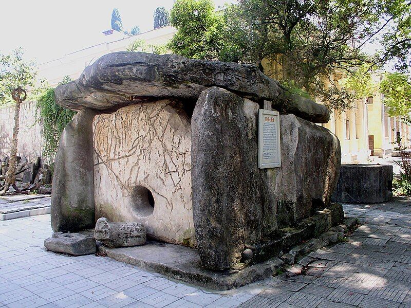 File:Dolmen Sukhumi.jpg