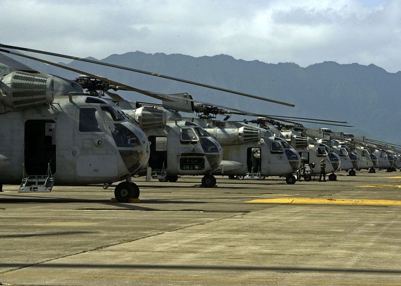 File:HMH-363helosonflightline.jpg