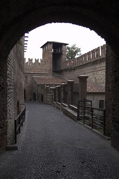 File:Interno castelvecchio VR.jpg