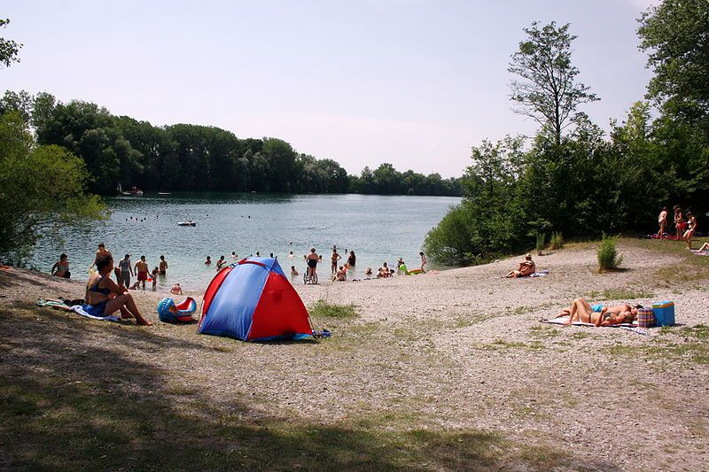 File:Langwieder See Badezugang.JPG