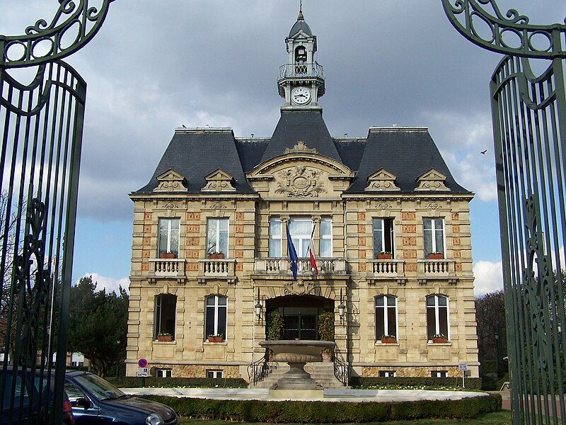 File:Le Vésinet Mairie.jpg