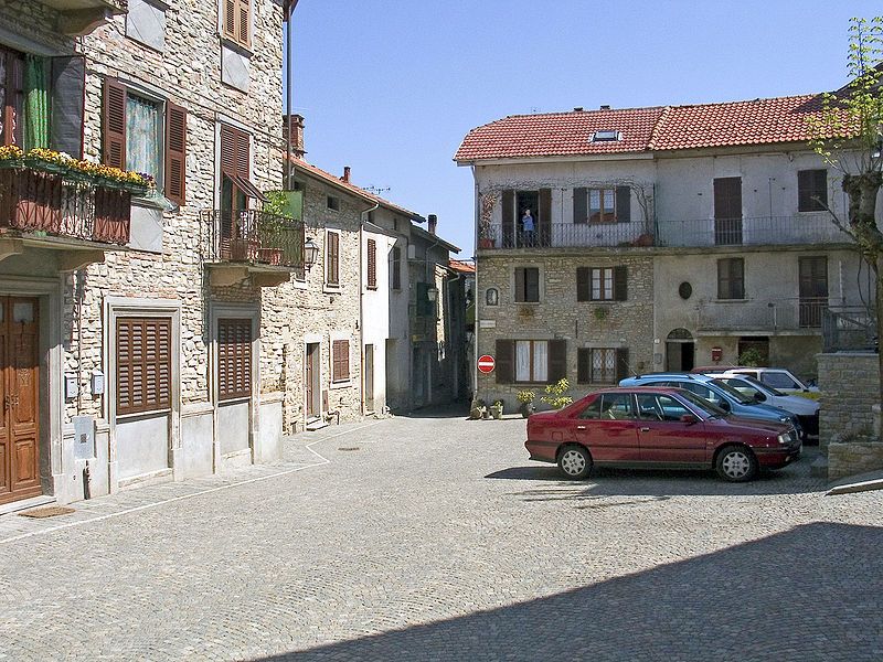 File:PiazzaGaribaldiPonzone.jpg