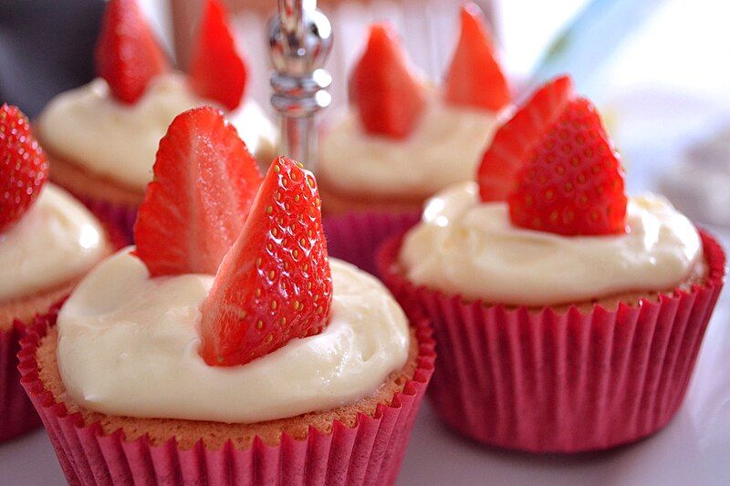 File:Strawberry cupcakes (6092771387).jpg