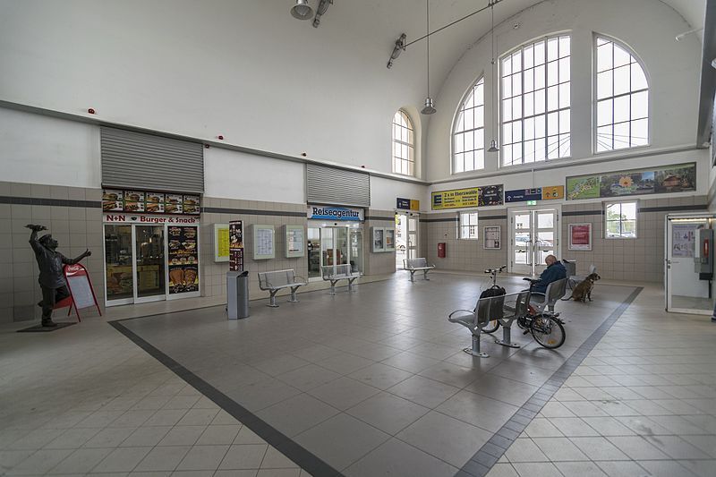 File:17-04-17-Eberswalde Hauptbahnhof-RalfR-DSC 0227.jpg