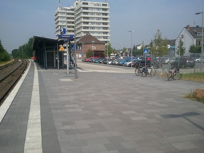 File:BahnhofQuadrathIchendorf.jpg