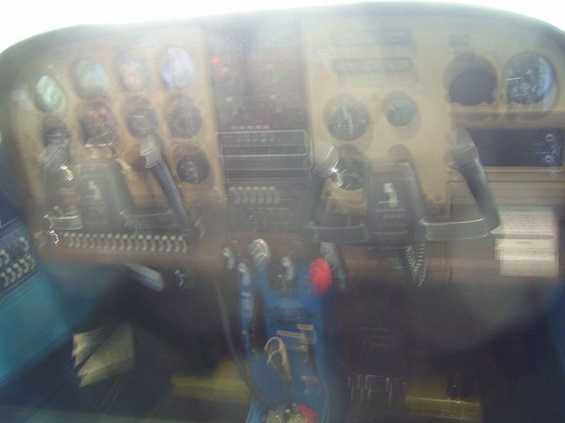 File:Cabina Cessna 182.JPG