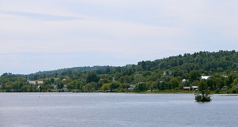 File:Ile-du-Grand-Calumet QC.JPG