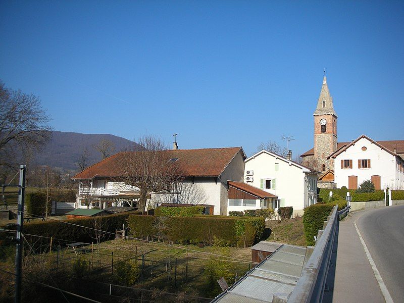 File:Le centre village.JPG