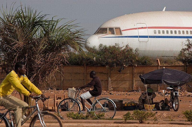 File:Plane in Ouagadougou.jpg