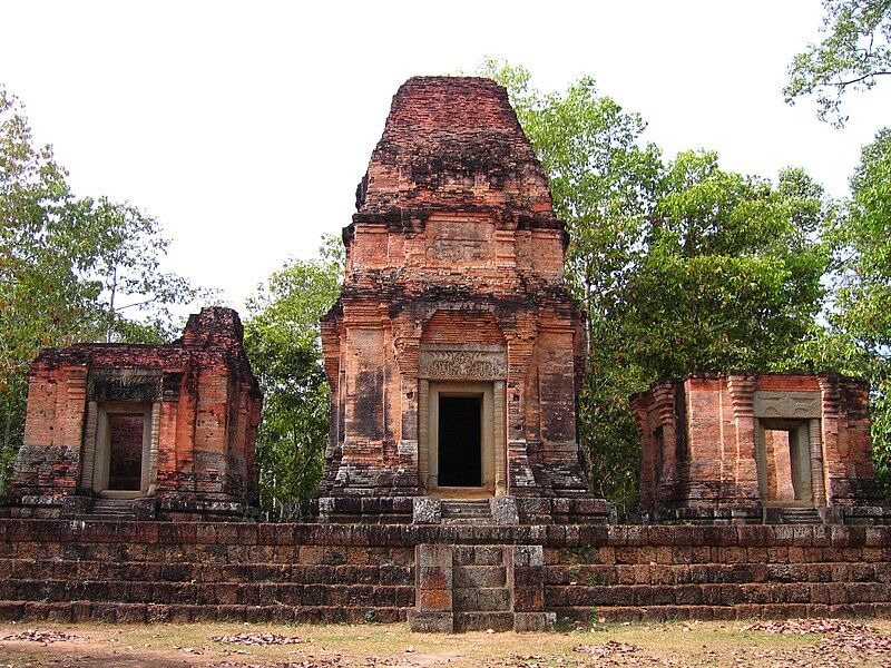 File:Prasat Bei.JPG