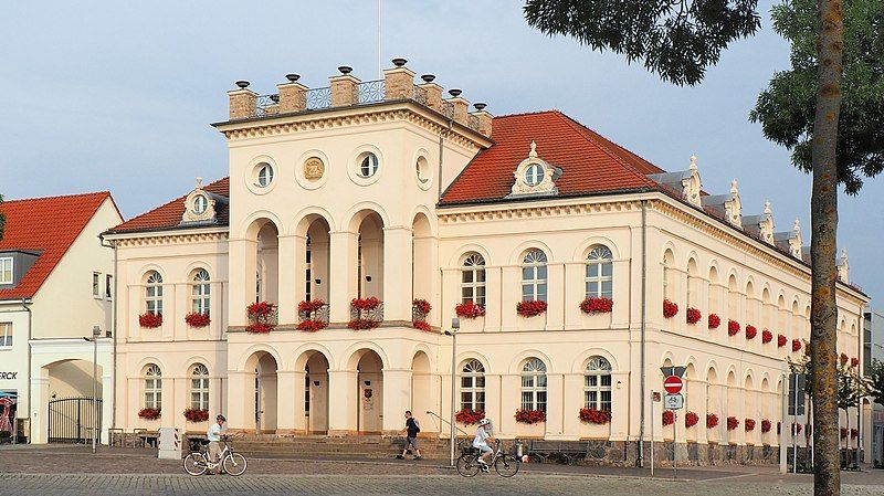 File:Rathaus Neustrelitz.jpg