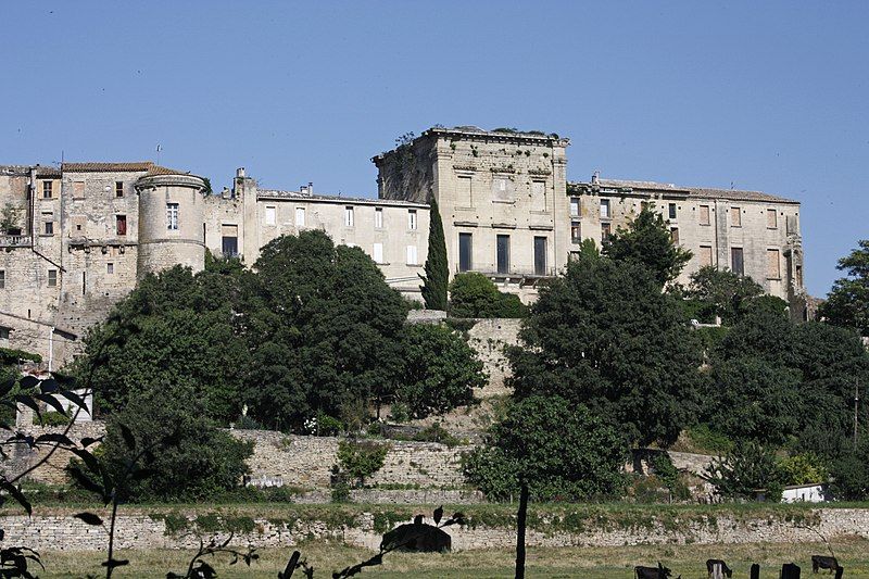 File:Aubais-Le château.jpg