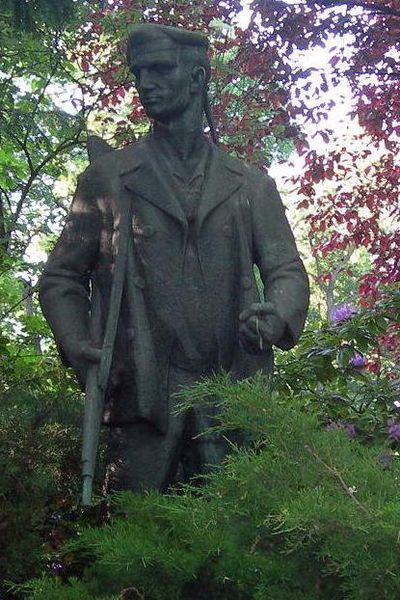 File:Berlin.revolution1918.statue.jpg